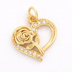 Nahaufnahme des goldenen Herzanhängers mit Rose und Abmessungen von 15mm x 15mm