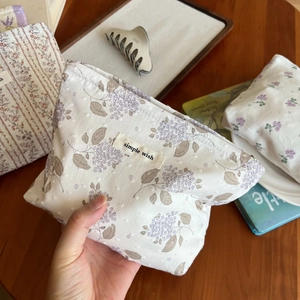 Detailaufnahme einer Blumen Kosmetiktasche mit simple wish Etikett und Steppmuster