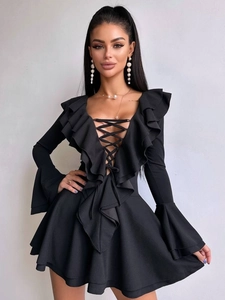 Mini robe noire élégante à col en V avec volants et manches cloches larges