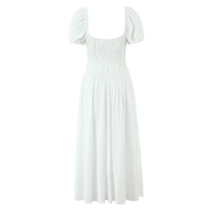 Robe midi blanche style français avec col carré et taille froncée pour les vacances