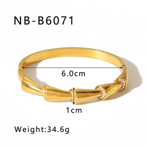 Detail eines goldenen Bambus-Armreifs mit Zirkonia-Kristallen und Maßangaben dazu
