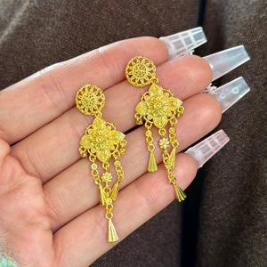 Orecchini pendenti vintage dorati con fiori geometrici e nappe in stile corte francese