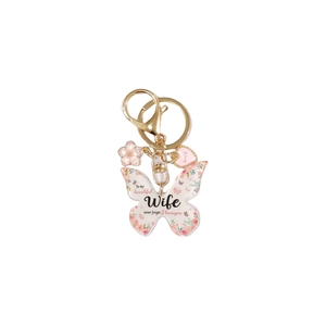 Détail du porte-clés papillon en acrylique avec motif floral rose et message gravé