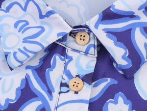 Vue détaillée de la blouse à fleurs avec texture du tissu et boutons en bois clair