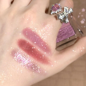 Campioni su braccio di ombretti opachi malva, marrone rosa e rosa glitterato della palette