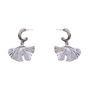 Silver ginkgo leaf pendant C-shaped hoop earrings with minimalist high-end metal design