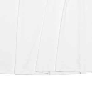 Gros plan détaillé du tissu blanc de la robe montrant la texture douce et l'ourlet