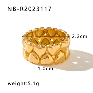 Macro shot of gold double heart ring with size 2.2cm and weight 5.1g details