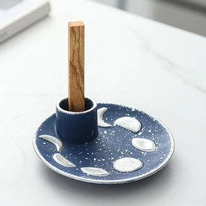 Blauer Keramik-Heiligholzhalter mit silbernen Mondphasen auf Marmoroberfläche