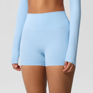 Dettaglio dei pantaloncini fitness senza cuciture azzurri a vita alta con controllo