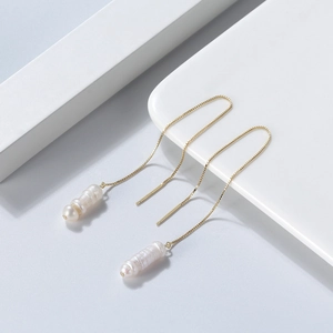 Elegant S925 silver gold-plated threader earrings with natural baroque pearls on tray