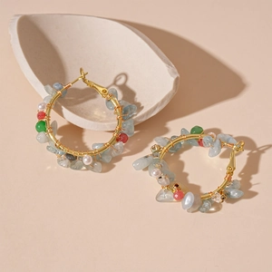 Détail de boucles d'oreilles vintage avec pierres d'aigue-marine et perles