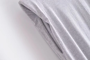 Vista dettagliata della tasca laterale su una t-shirt in cotone grigio melange con cuciture