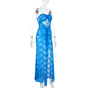 Dettaglio dell'abito da spiaggia in pizzo blu con motivi traforati e design a fascia