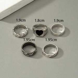 Set di cinque anelli vintage geometrici impilabili in argento e nero con etichette di misura