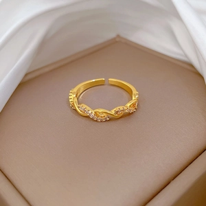 Nahaufnahme eines vergoldeten verstellbaren Rings mit Zirkonia auf einem Samtständer