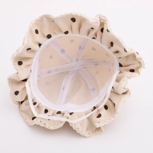 Détails de l'intérieur du chapeau bébé à pois avec dentelle et jugulaire souple