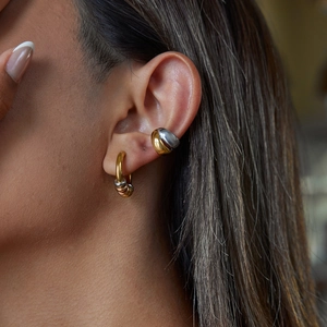 Minimalistische zweifarbige Edelstahl-Ohrringe und Ear Cuff Set am Model