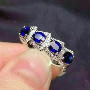 Elegante anello in argento con quattro zirconi blu ovali e contorno di diamanti