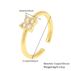 Detailed view of gold clover ring with zircon inlay including size and weight specs