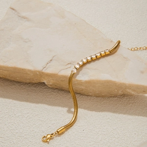 Dettaglio del bracciale a catena snake in acciaio placcato oro 18K con zircone bianco