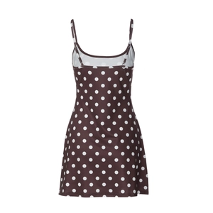 Détail de la robe courte à pois marron et blanc style français avec fines bretelles