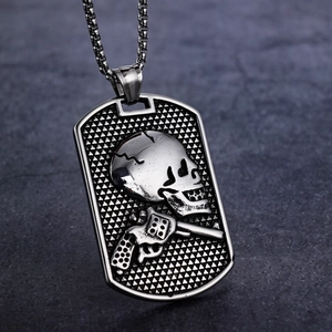 Collier avec pendentif plaque militaire tête de mort et pistolet en acier rétro