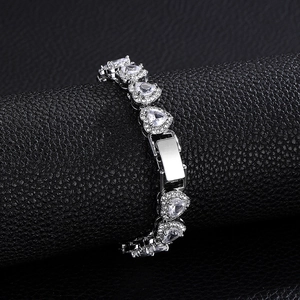 Vista dettagliata del bracciale a catena a cuore argento con zirconi chiari su pelle nera