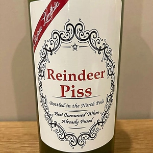 Gros plan sur l'étiquette de bouteille humoristique Reindeer Piss pour Noël