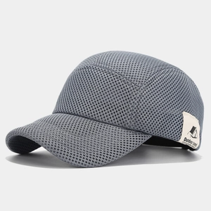Dettaglio cappellino grigio a 5 pannelli in mesh con patch logo outdoor e tessuto traspirante