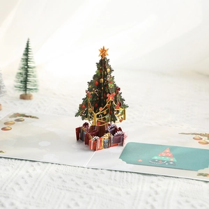 Carte de Noël 3D avec sapin vert décoré et petits coffrets cadeaux de fête