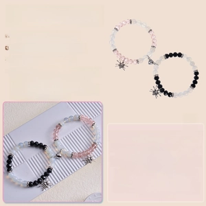 Détail de perles en pierre naturelle de 8mm avec breloque araignée et fermoir cœur