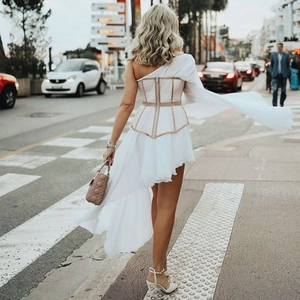 Elegantes weißes One-Shoulder-Netzkleid mit Korsett-Taille in stilvoller Straßenansicht