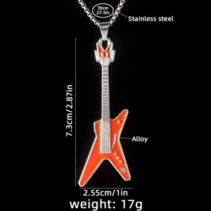 Collier guitare orange avec chaîne en acier inoxydable et détails en alliage sur fond noir