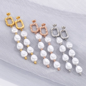 Trois paires de boucles d'oreilles perles géométriques en or, or rose et argent