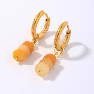 Détail de boucle d'oreille dorée avec trois perles en résine dégradé orange