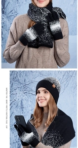 Détails de l'ensemble bonnet écharpe et gants en maille avec doublure polaire et motif neige