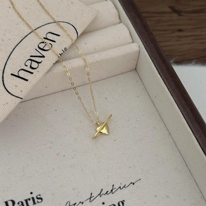 Minimalist 925 gold heart pendant necklace with thin chain on beige jewelry tray
