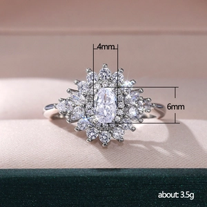 Elegante halo-verlovingsring met ovale edelsteen en peer-accenten in roze doosje