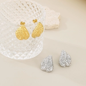 Minimalist geometric heart-shaped hammered metal earrings in gold and silver finish