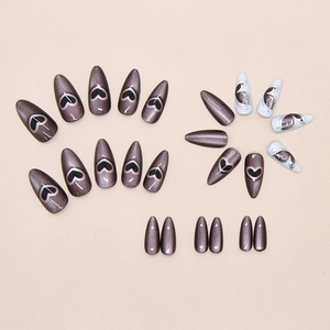Détail de faux ongles œil de chat violet foncé avec motifs papillon et cœur