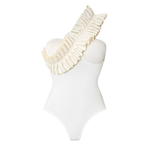 Elegante body bianco monospalla con volant e scollatura asimmetrica raffinata