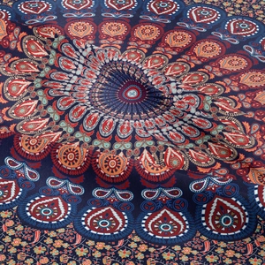 Détail en gros plan d'une tapisserie mandala bohème aux motifs complexes bleu et rouge