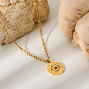 Collana segno zodiacale in oro inossidabile con strass colorati su sfondo di pietra naturale