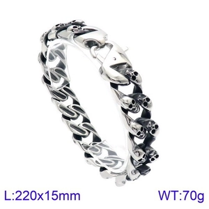 Detailed view of punk skull link bracelet in silver steel with 220x15mm dimensions