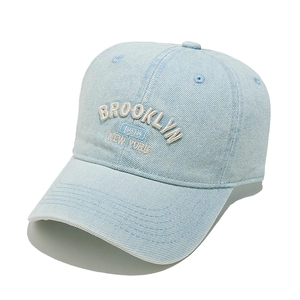 Détail de la broderie Brooklyn 1898 sur le tissu en denim bleu clair de la casquette
