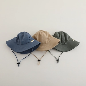 Chapeaux de soleil pour enfants en bleu beige et vert avec cordons réglables
