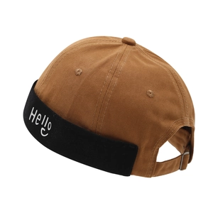 Bonnet docker rétro en coton marron et noir avec broderie Hello et sangle réglable