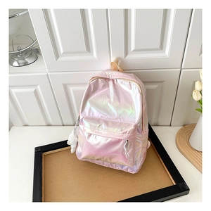 Nahaufnahme von pinkem Laser-Hologramm-Rucksack mit glänzendem Finish und Pompon