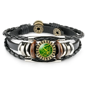 Détail du bracelet multicouche en cuir avec perles et médaillon en écriture arabe